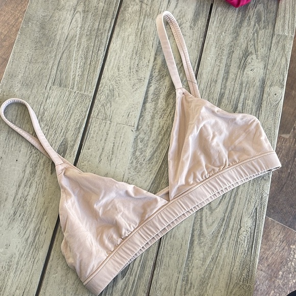 Skims Wireless Nude adjustable strap bra/sports bra - Picture 2 of 5